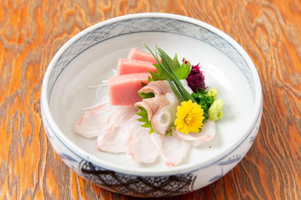 旬の素材にこだわり、本格的な日本料理を提供します